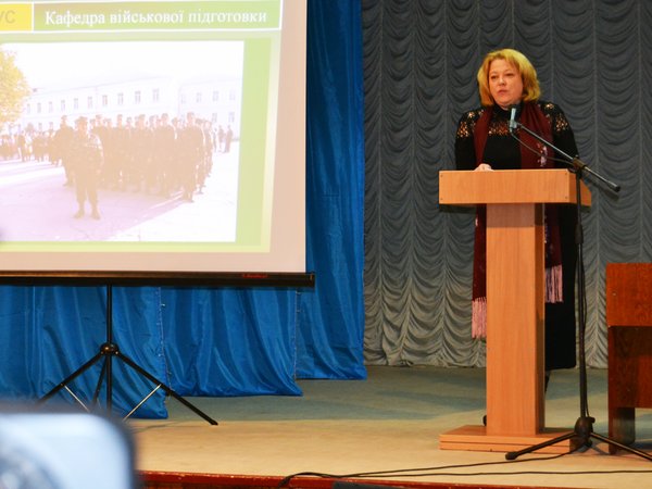 Від імені науково-педагогічних працівників,  співробітників, аспірантів і студентів університету привітала учасників свята в.о. ректора, д.е.н., професор Олена Олександрівна Непочатенко